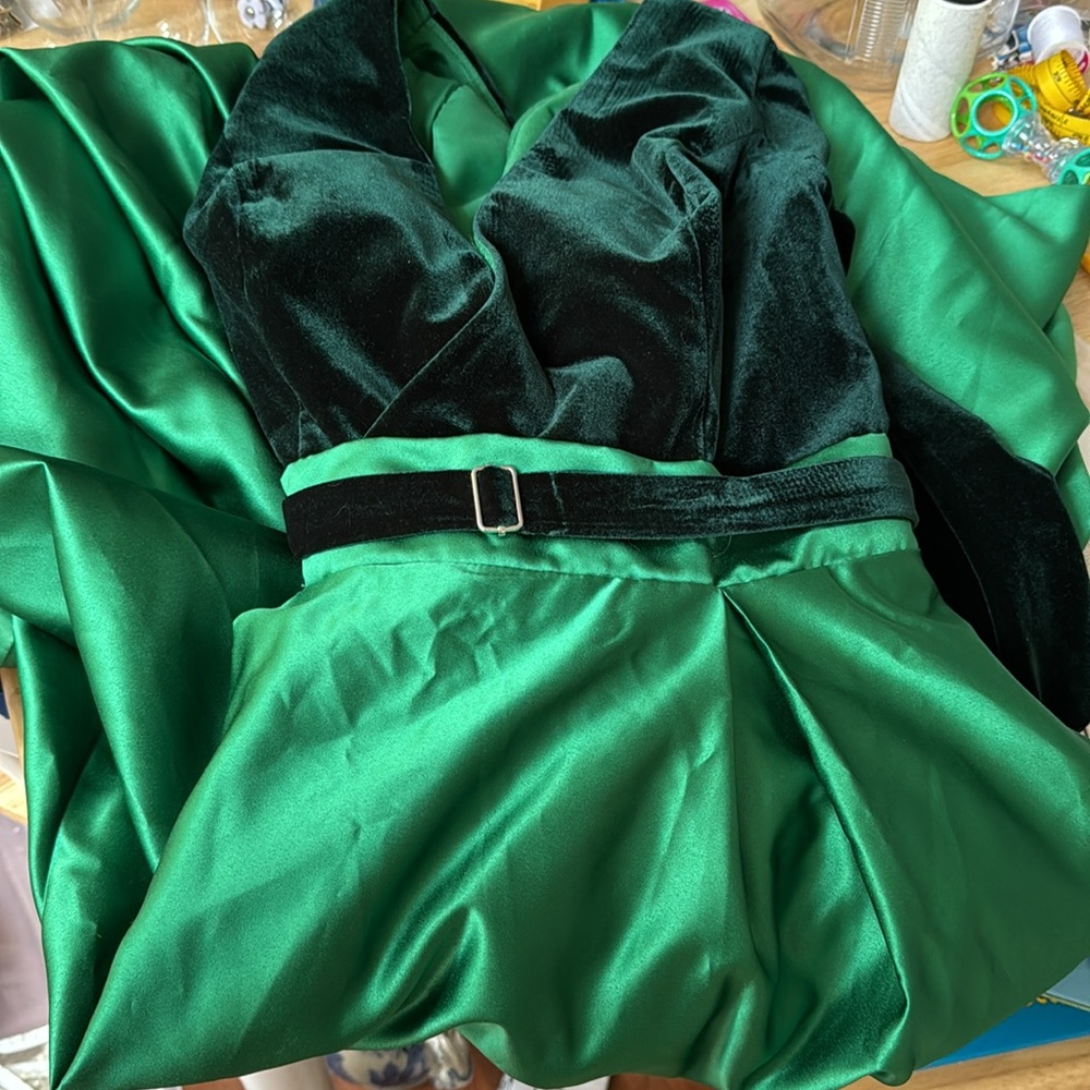 Elegant Green Velvet & Satin Evening Dress - Picture 8 of 8